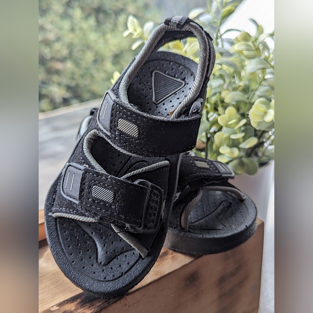 Boys Double Adjustable Strap Lightweight Sandals Size 5/6